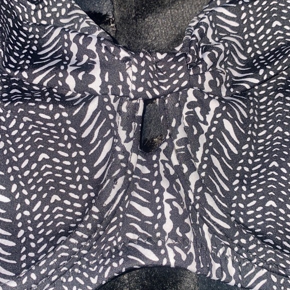 BNWT black and white bikini top - Picture 3 of 6